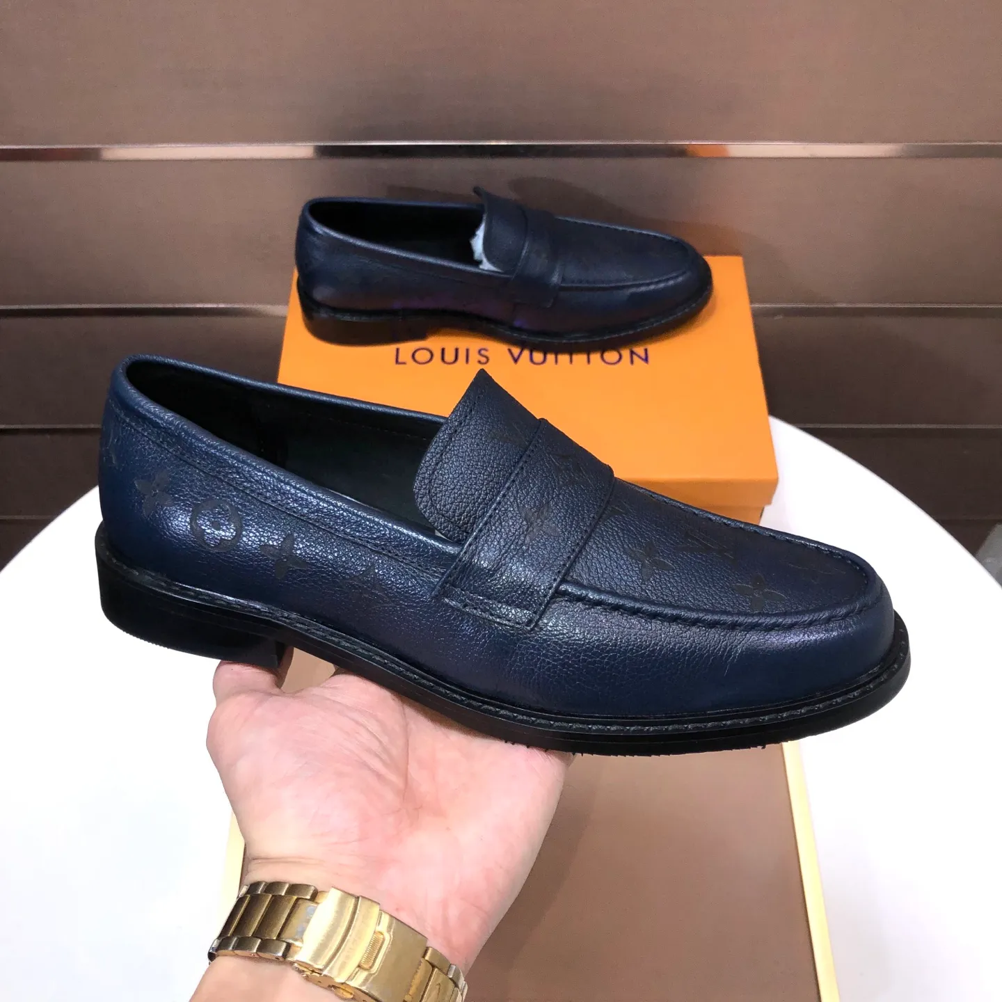 Men's men's shoes💰460💰【LV】(sheepskin lining) formal men's shoes! The high-end formal wear style is luxurious and elegant, with both practicality and style. We pay special attention to quality and details. The original version at the counter is 1:1 ultra-accurate replica👍🏻 The shoe last, leather, workmanship and comfort are not inferior! Material: imported cowhide upper, soft first layer of sheepskin! Code number: 38-45 (45 customized)